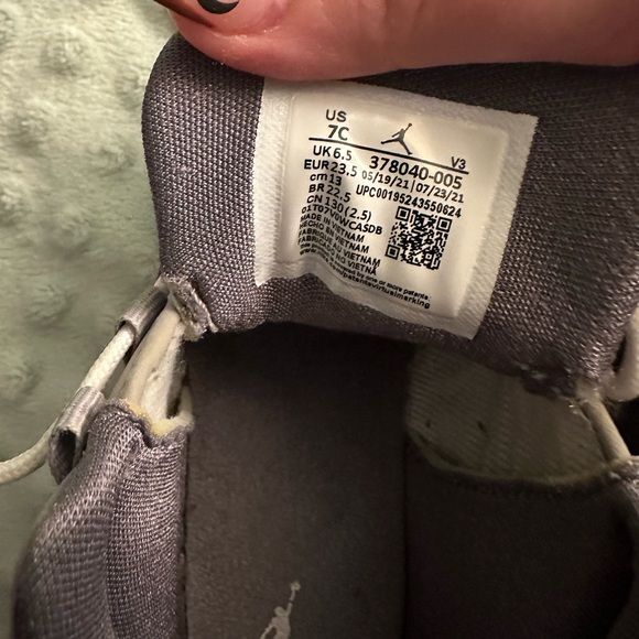 Jordan 11 retro Gray size 7 in toddler - Picture 7 of 9